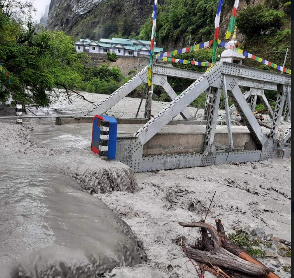 मनाङमा पहिरोग्रस्त क्षेत्रमा अझै पुग्न सकेनन् सुरक्षाकर्मी 
