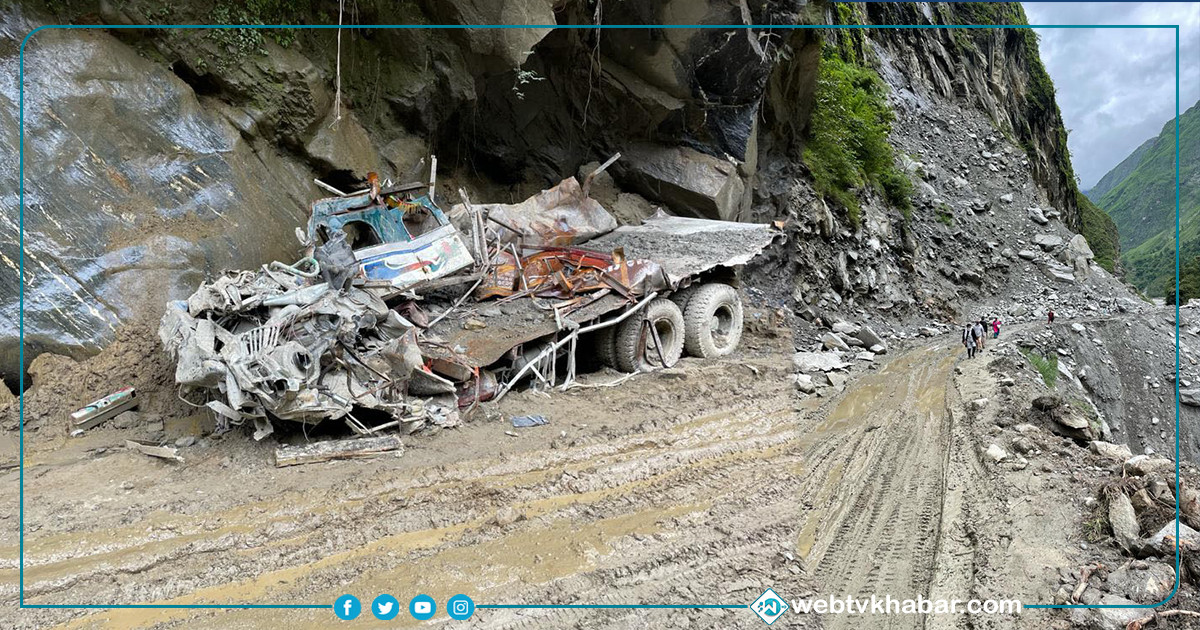 जोमसोममा सामान पुर्याएर बेनी फर्किरहेको ट्रक पहिरोमा परी पूर्ण क्षतिग्रस्त
