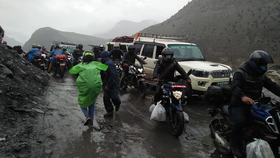 मुस्ताङ जाने बाटोमा जताततै पहिरो