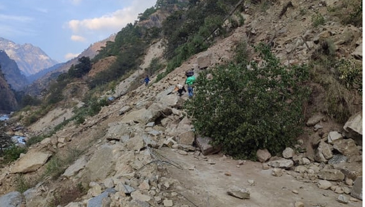 सुख्खा पहिरोले रसुवागढी नाका जोड्ने सडक अवरुद्ध