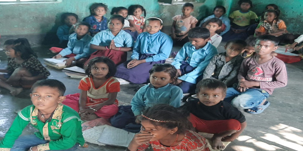 बालविकास केन्द्रका बालबालिका चिसो भुइँमा बसेर पढ्न बाध्य, शिक्षकलाई छैन पारिश्रमिक