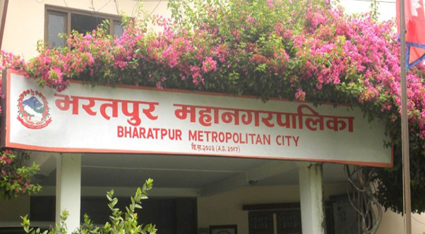 किसानलाई बाख्रा र धानको बीउ