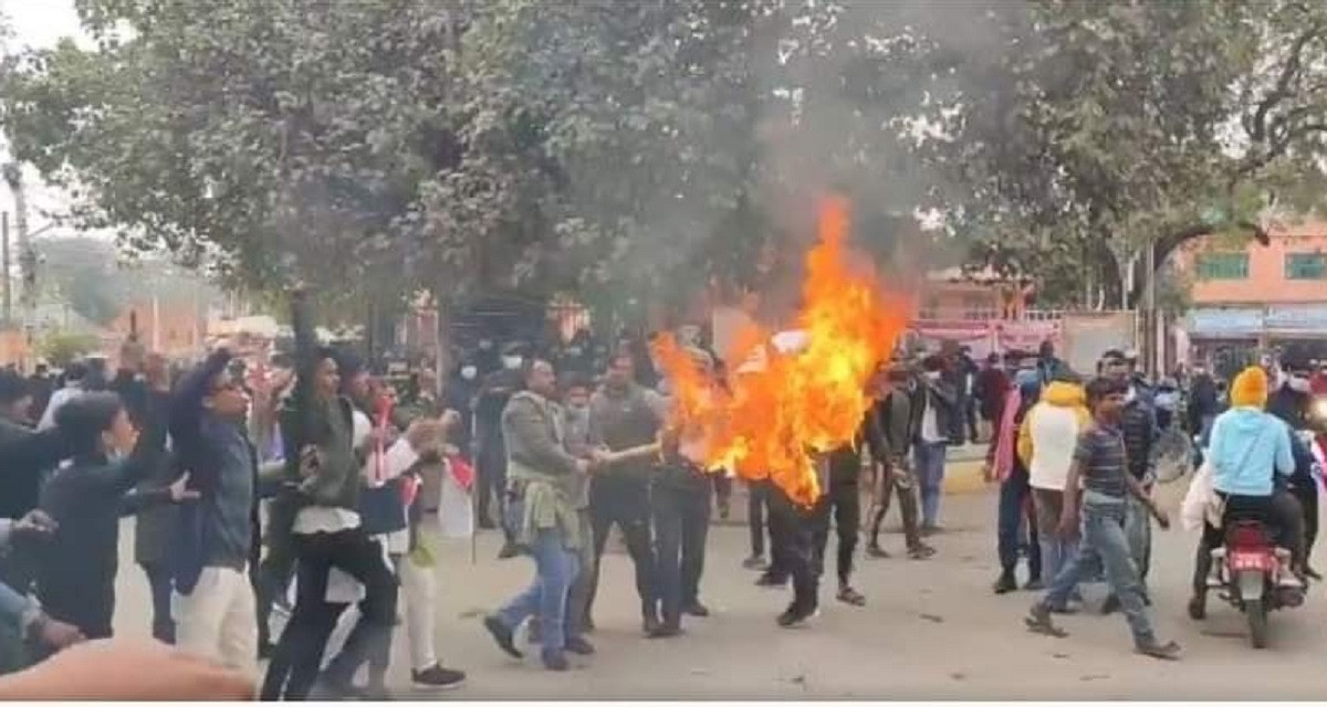 मधेसी भाषामा सपथ लिएको विरोधमा सिके राउतकै निर्वाचन क्षेत्रमा पुतला दहन