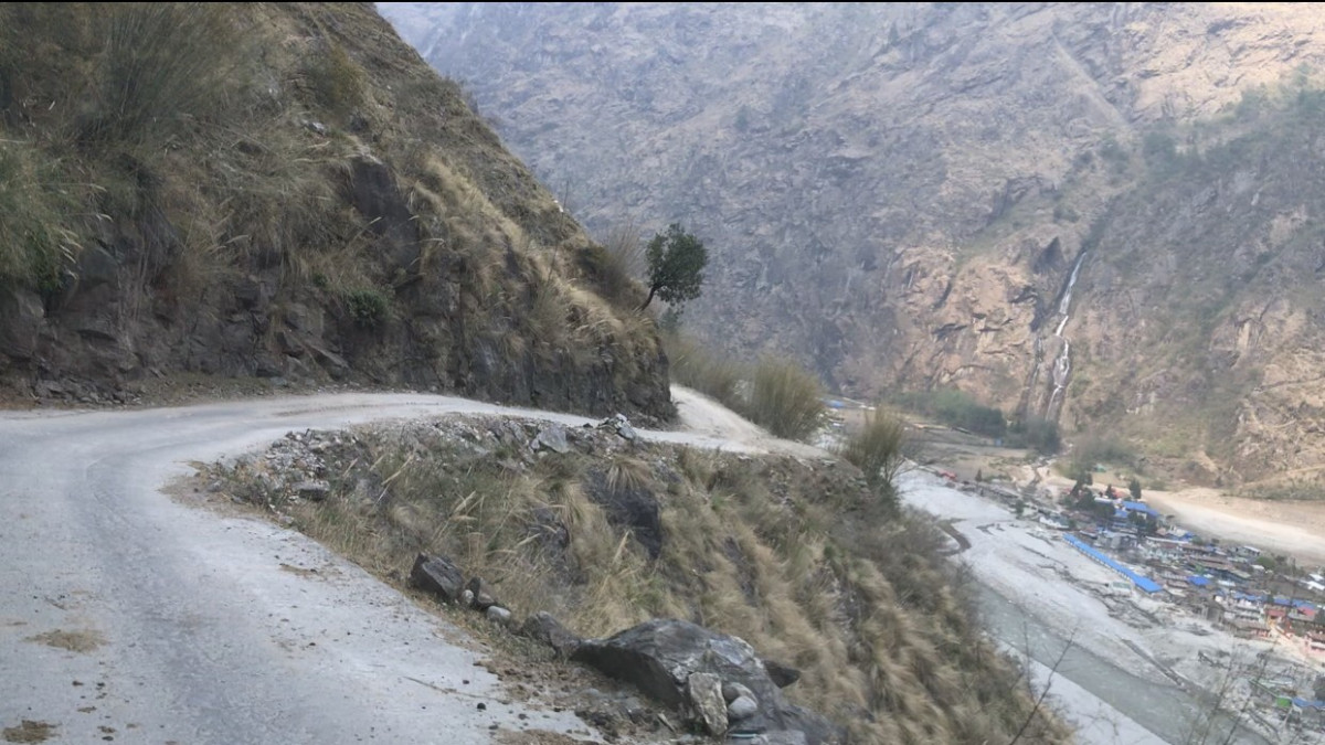 बेँसीशहर-चामे सडक एक साता बन्द हुने