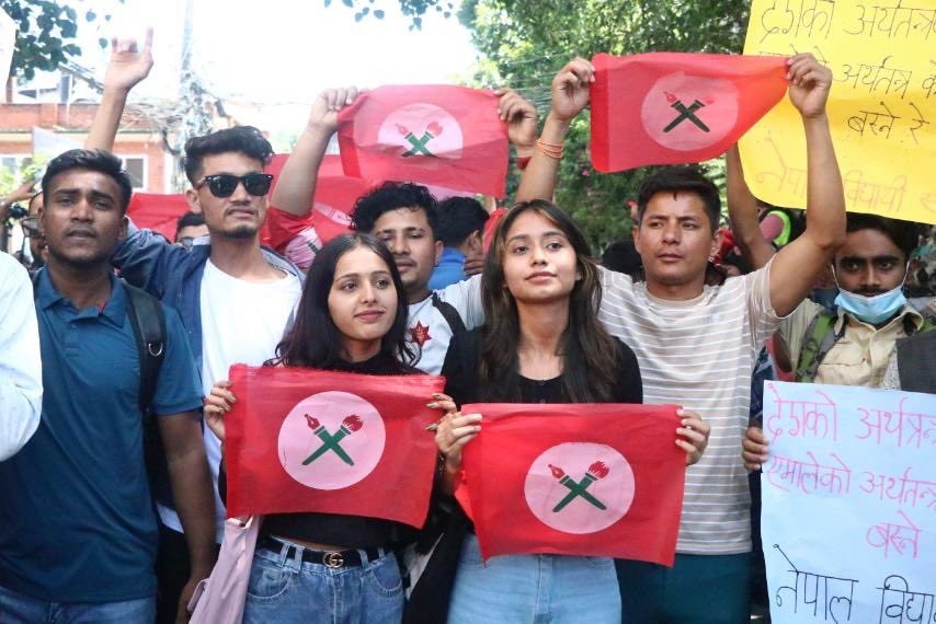 गभर्नर अधिकारीको बर्खास्ती माग गर्दै बालुवाटारमा नेविसंघ र अखिल क्रान्तिकारीकाे प्रदर्शन