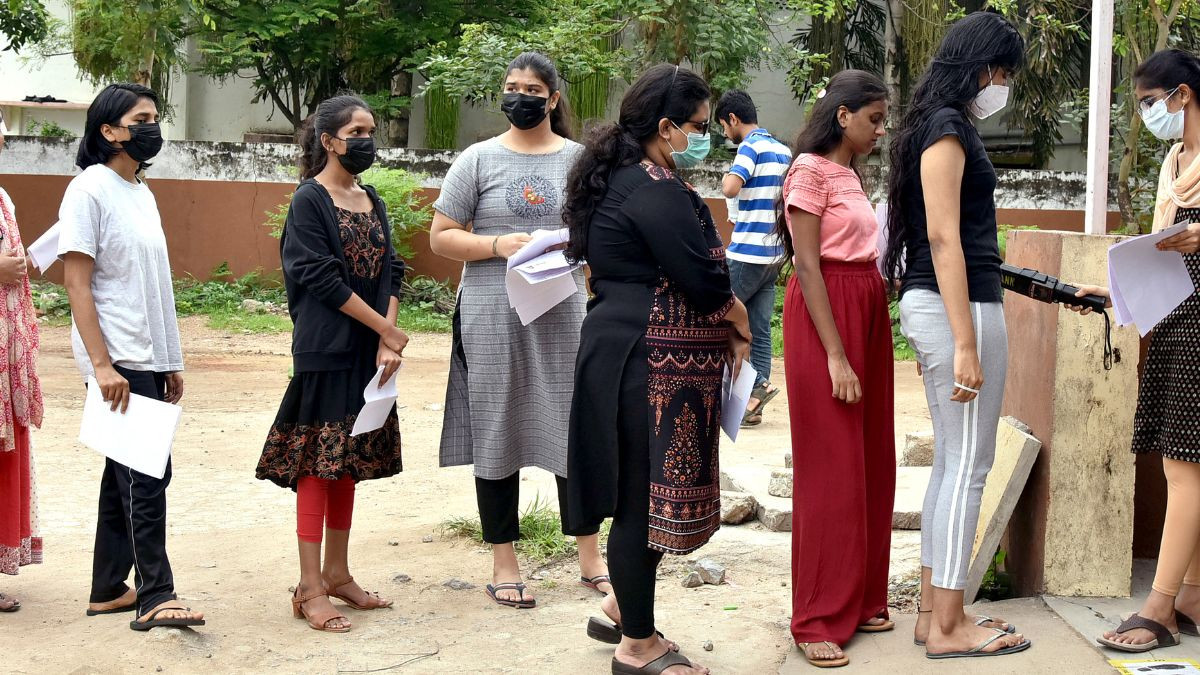 'ब्रा' खोल्न लगाइएकी छात्राको बयान, 'कपालले ढाकिने कोशिस गर्‍यौँ'