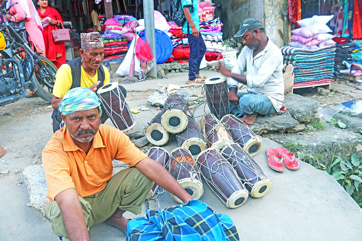 वादी समुदायकाे मादल बनाउने पुर्खौली पेसा संकटमा