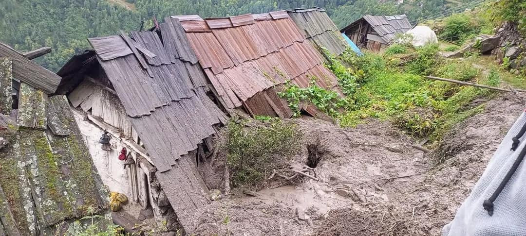 बाढीपहिरोबाट युना र बौडीका केही परिवार विस्थापित