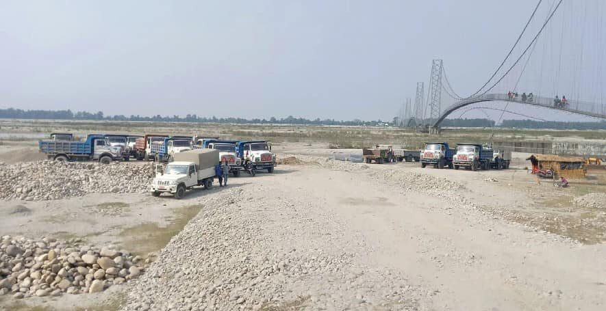 नदीजन्य पदार्थको उत्खनन रोक्न गस्ती