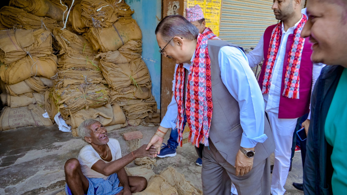 मतदाताको घरघरमा पुगेर भोट माग्दै गृहमन्त्री खाण