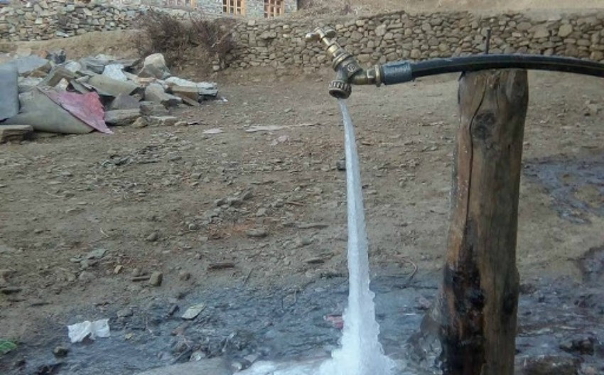 चिसो बढेसँगै धारामा हिउँ जम्न थाल्यो