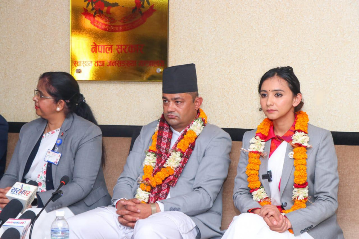 स्वास्थ्यमन्त्री गिरी र राज्यमन्त्री डा. कार्कीले गरे पदभार ग्रहण