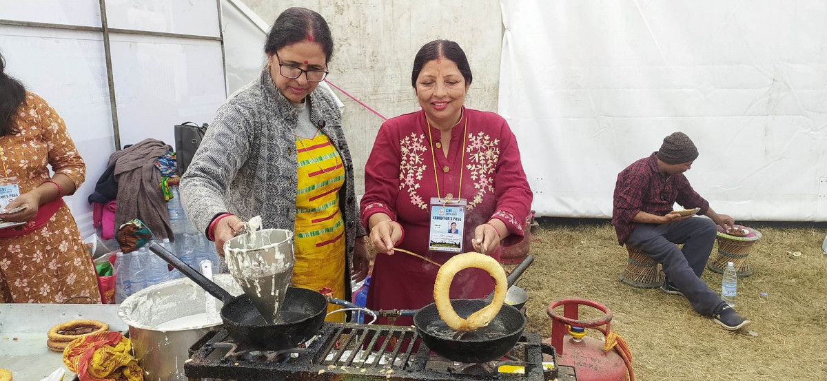 सेलरोटी व्यवसायमा जमेका नन्द-भाउजु
