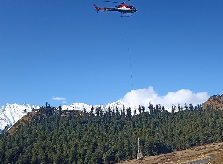 हुम्लामा हेलिकोप्टरबाट नुन ढुवानी
