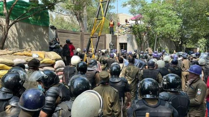 पाकिस्तानका पूर्वप्रधानमन्त्री इमरान खानको घरमा ढोका फोरेर भित्र पस्यो प्रहरी