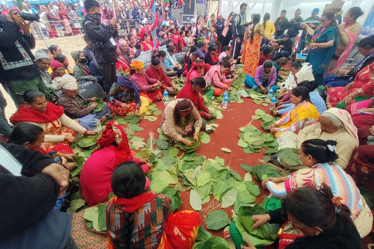 सालको पातका टपरी गाँस्दै विगत सम्झँदै