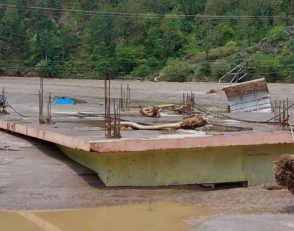 बाढीले खानेपानी आयोजनाको मुहान बगाउँदा दूषित खानेपानी पिउन बाध्य