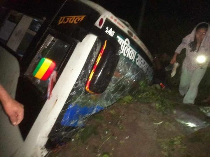 नवलपरासीमा बस पल्टिँदा २९ जना घाइते
