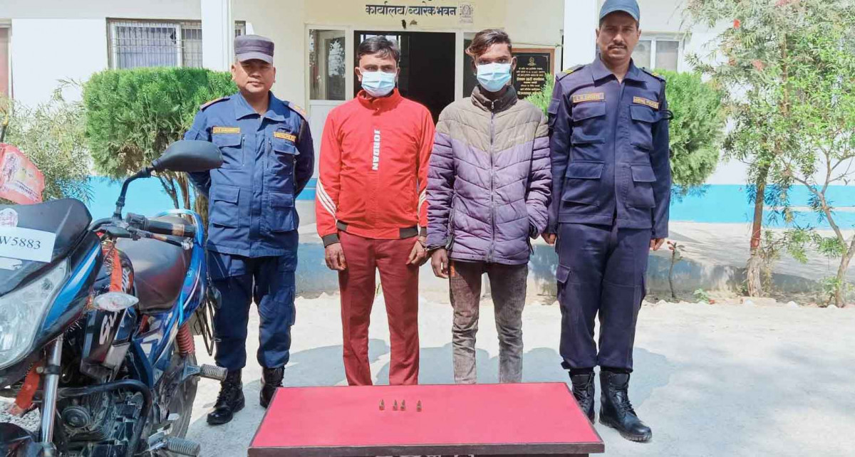 चार थान गोली बोकेर हिँडेका दुई युवा पक्राउ 