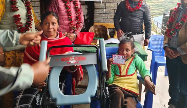 घुम्ती शिविरमार्फत अपाङ्गता परिचयपत्र वितरण
