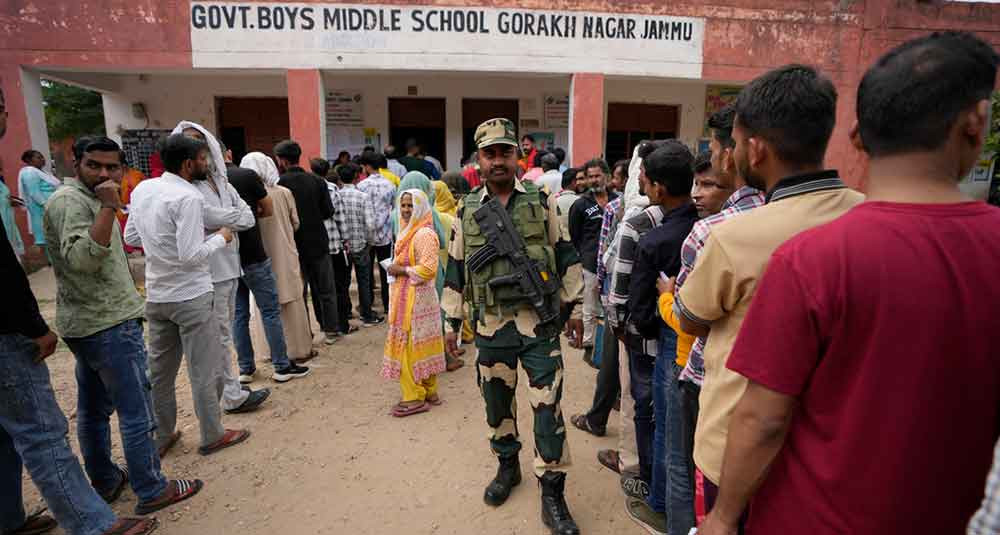 भारतमा दोस्रो चरणको निर्वाचनमा सहभागी मतदाता