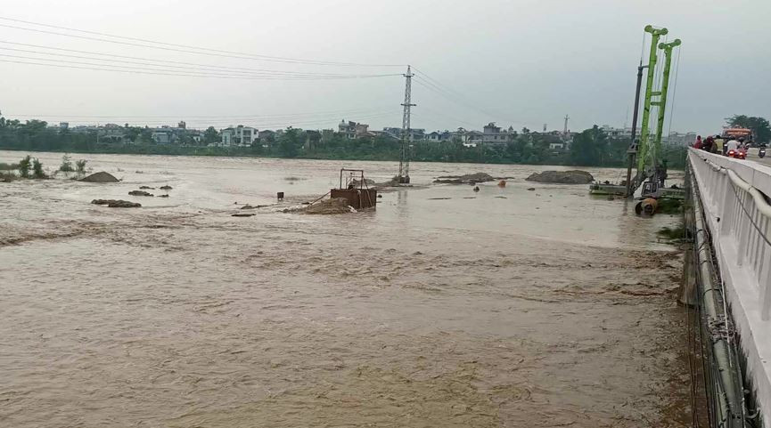 बाढीले डुबानमा निर्माण उपकरण