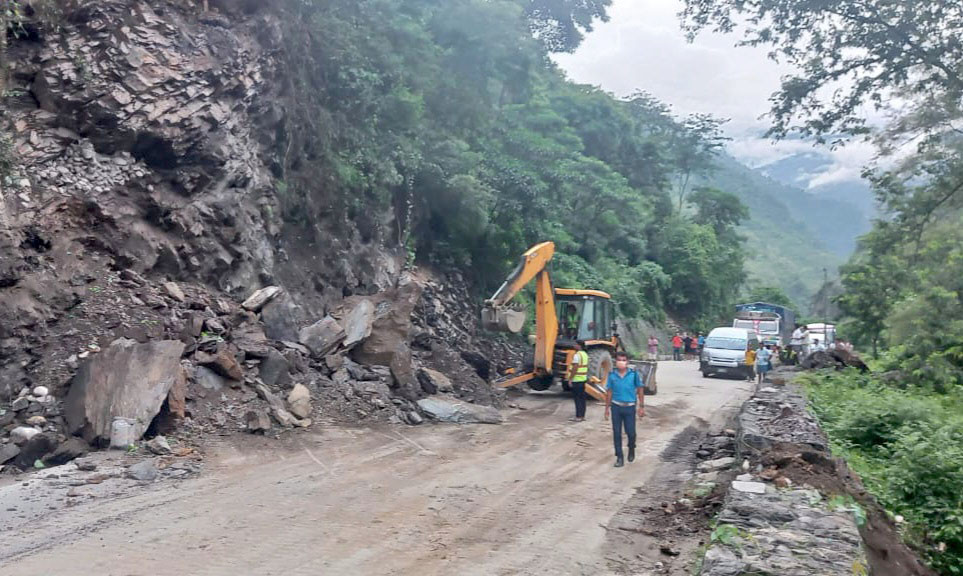 पहिरो पन्छाएपछि पृथ्वीराजमार्ग दुईतर्फी सञ्चालनमा