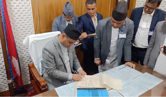 नवनियुक्त स्वास्थ्यमन्त्रीद्वारा पदभार ग्रहण