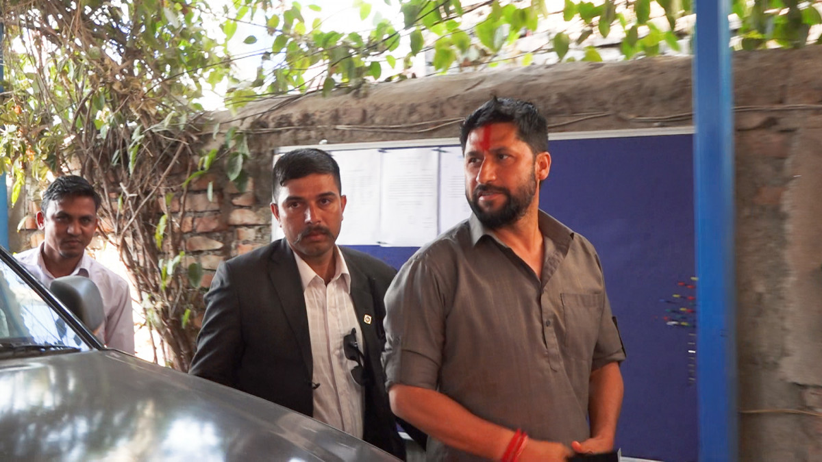 रास्वपा सभापति लामिछानेलाई सिमराबाट पोखरा ल्याइदै