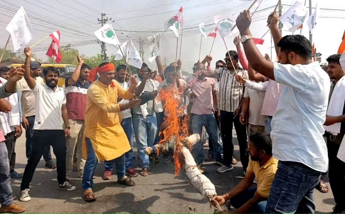 धनुषामा राजेन्द्र लिङ्देनको पुतला दहन
