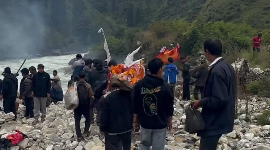रसुवा बाढीमा बेपत्ता भएका जुम्लाको माथिल्लो लोर्पा गाउँका १० जनाको सामूहिक दाहसंस्कार